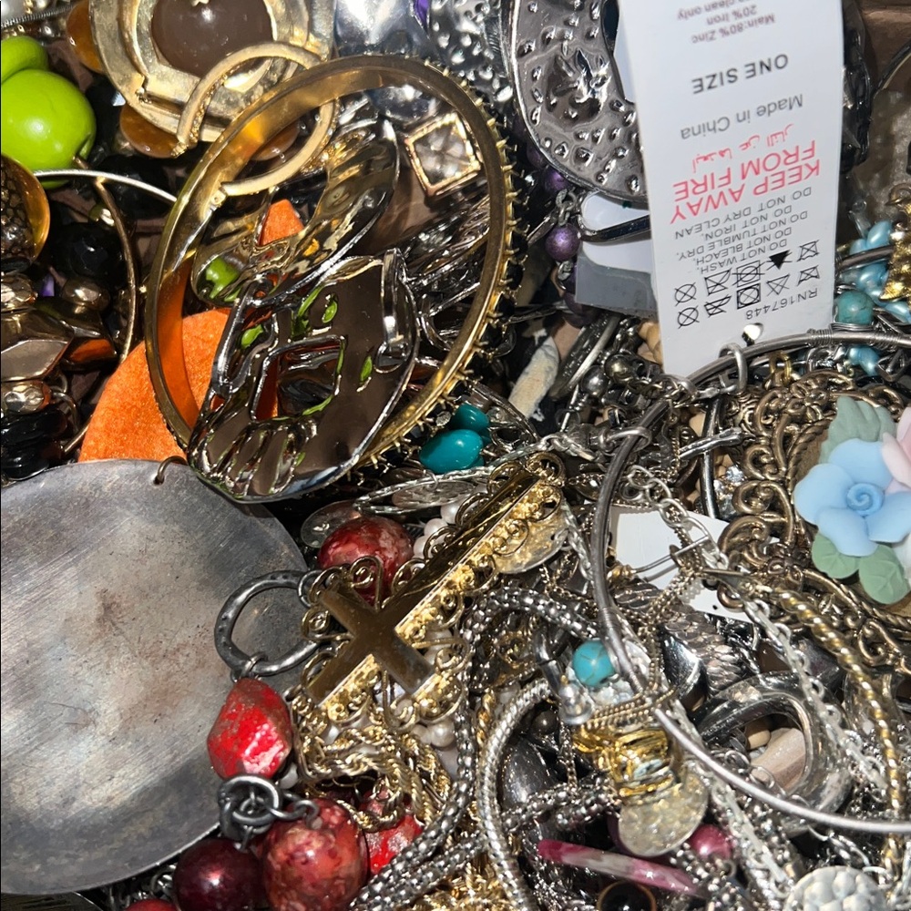 4 Lbs Of Jewelry A Bit Of Everything